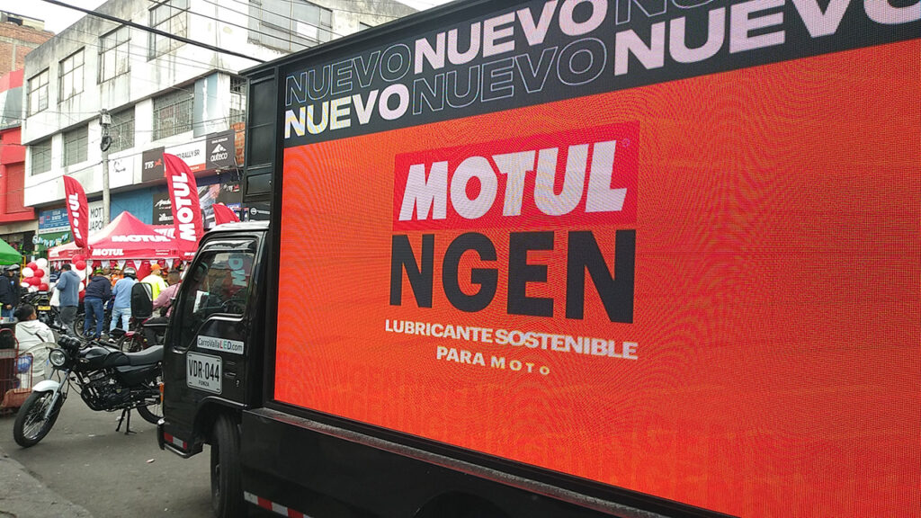 carro valla pantalla led lanzamiento de producto motul ngen